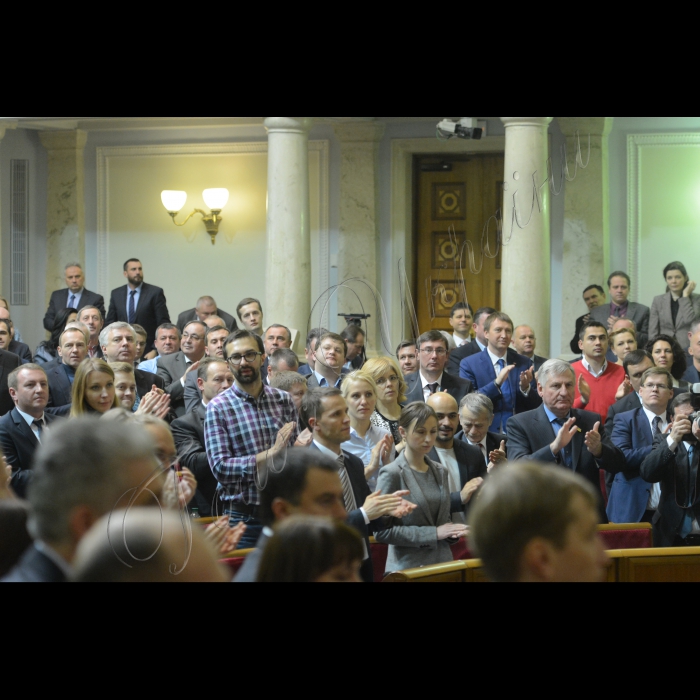 Пленарне засідання (сесія) Парламенту, Верховної Ради України, вечірнє засідання. 288 голосами в цілому прийнято проект постанови про формування складу Кабінету Міністрів України. Також 347 голосами прийнято проект постанови про призначення Степана Полторака на посаду Міністра оборони. Всі новопризначені члени уряду підписали текст присяги. 