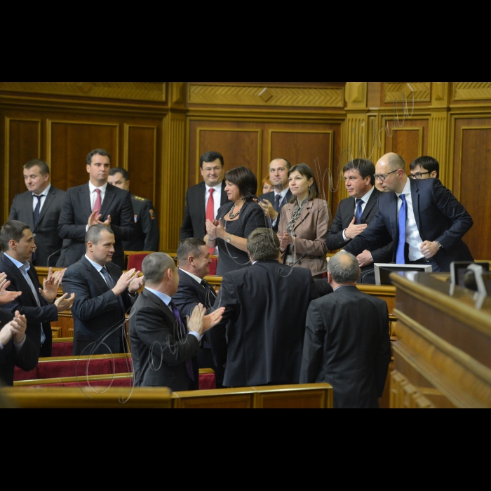 Пленарне засідання (сесія) Парламенту, Верховної Ради України, вечірнє засідання. 288 голосами в цілому прийнято проект постанови про формування складу Кабінету Міністрів України. Також 347 голосами прийнято проект постанови про призначення Степана Полторака на посаду Міністра оборони. Всі новопризначені члени уряду підписали текст присяги. 
Демчишин, Абромавичус, Квіташвілі, Яресько, Зубко, Яценюк 