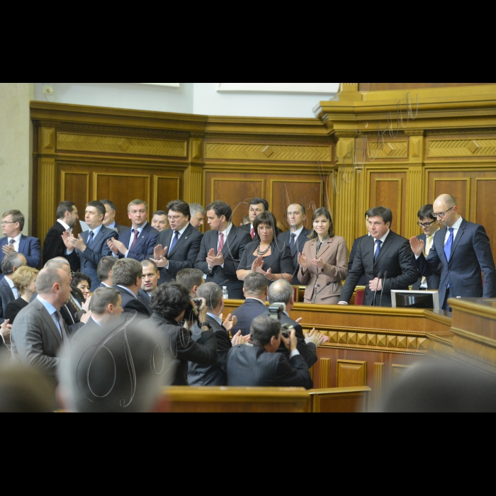 Пленарне засідання (сесія) Парламенту, Верховної Ради України, вечірнє засідання. 288 голосами в цілому прийнято проект постанови про формування складу Кабінету Міністрів України. Також 347 голосами прийнято проект постанови про призначення Степана Полторака на посаду Міністра оборони. Всі новопризначені члени уряду підписали текст присяги. Новообраний Кабінет Міністрів. Розенко , Кириленко В., Петренко , Абромавичус, Яресько, Зубко, Яценюк 