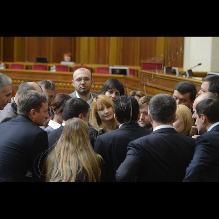 2 грудня 2014. Пленарне засідання (сесія) Парламенту, Верховної Ради України. Народні депутати, обрані на позачергових виборах 26 жовтня 2014 року, Марія Матіос та Сергій Рудик склали присягу
