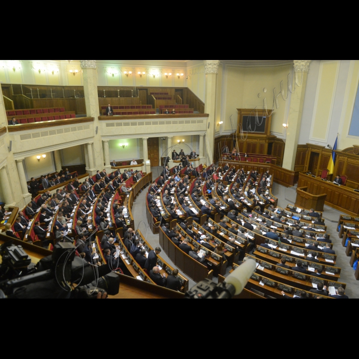 2 грудня 2014. Пленарне засідання (сесія) Парламенту, Верховної Ради України. Народні депутати, обрані на позачергових виборах 26 жовтня 2014 року, Марія Матіос та Сергій Рудик склали присягу. Зал ВР
