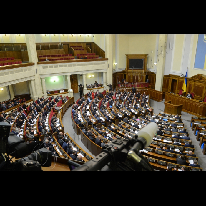 2 грудня 2014. Пленарне засідання (сесія) Парламенту, Верховної Ради України. Народні депутати, обрані на позачергових виборах 26 жовтня 2014 року, Марія Матіос та Сергій Рудик склали присягу. Зал ВР
