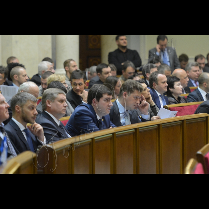 2 грудня 2014. Пленарне засідання (сесія) Парламенту, Верховної Ради України. Народні депутати, обрані на позачергових виборах 26 жовтня 2014 року, Марія Матіос та Сергій Рудик склали присягу
