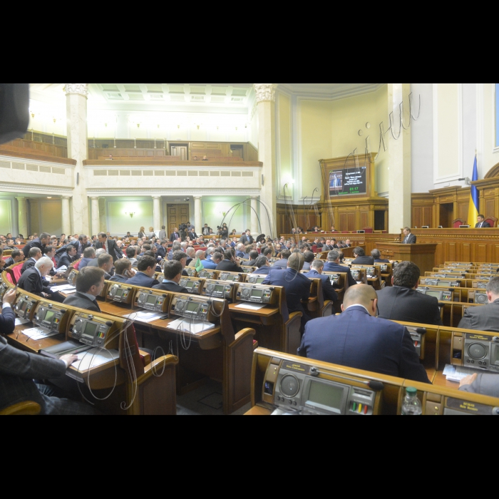 2 грудня 2014. Пленарне засідання (сесія) Парламенту, Верховної Ради України. Народні депутати, обрані на позачергових виборах 26 жовтня 2014 року, Марія Матіос та Сергій Рудик склали присягу. Зал ВР
