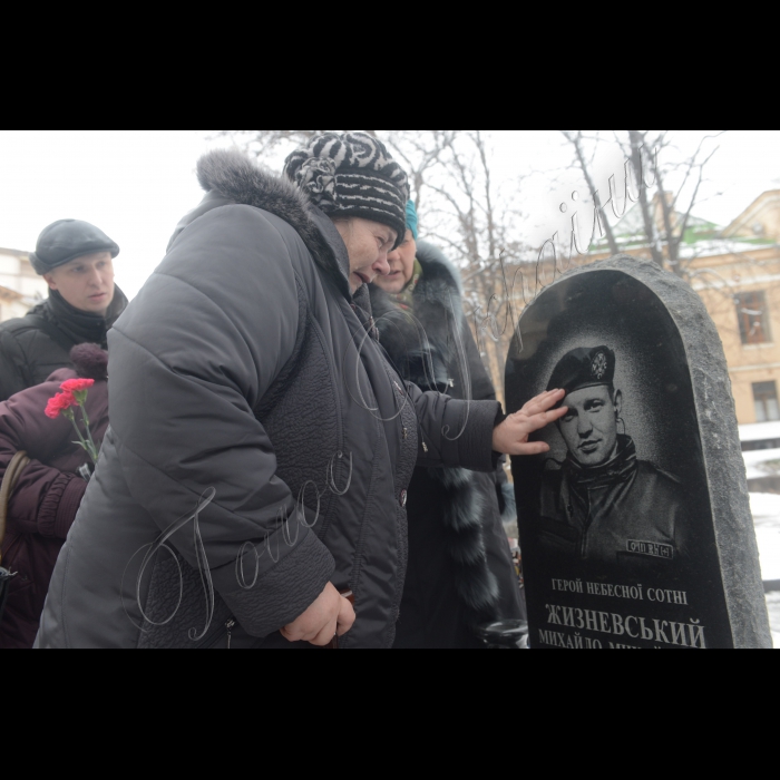 26 листопада 2014. На вулиці Грушевського, 1 відбулося відкриття меморіалу Герою Небесної Сотні, білорусу Михайлу Жизневському. З нагоди заходу із Білорусії до України спеціально приїхали батьки Героя та білоруські активісти.
Мати Героя Жижневська Ніна