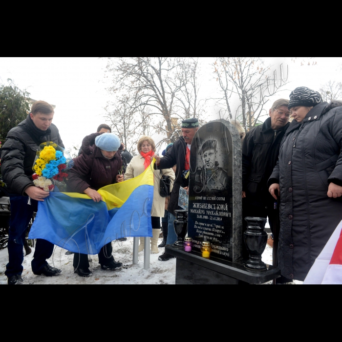 26 листопада 2014. На вулиці Грушевського, 1 відбулося відкриття меморіалу Герою Небесної Сотні, білорусу Михайлу Жизневському. З нагоди заходу із Білорусії до України спеціально приїхали батьки Героя та білоруські активісти.