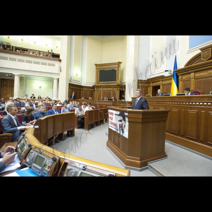 У пленарному засіданні ВР взяли участь Президент України Петро Порошенко, Прем’єр-міністр України Арсеній Яценюк, дипломати, голови облдержадміністрацій.
Президент України Петро Порошенко у Верховній Раді України представив проект Закону 