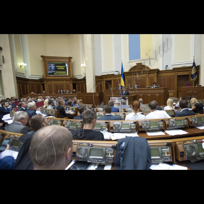 У пленарному засіданні ВР взяли участь Президент України Петро Порошенко, Прем’єр-міністр України Арсеній Яценюк, дипломати, голови облдержадміністрацій.
Президент України Петро Порошенко у Верховній Раді України представив проект Закону 