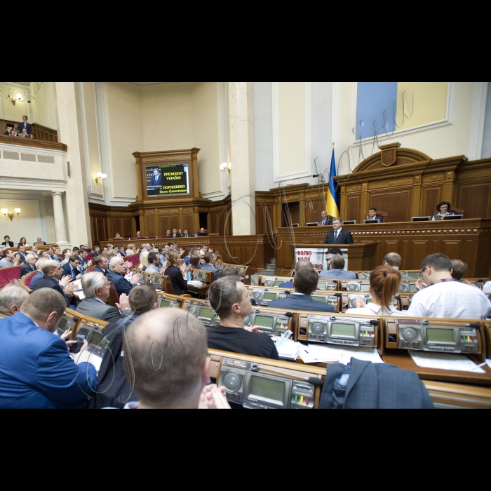 У пленарному засіданні ВР взяли участь Президент України Петро Порошенко, Прем’єр-міністр України Арсеній Яценюк, дипломати, голови облдержадміністрацій.
Президент України Петро Порошенко у Верховній Раді України представив проект Закону 