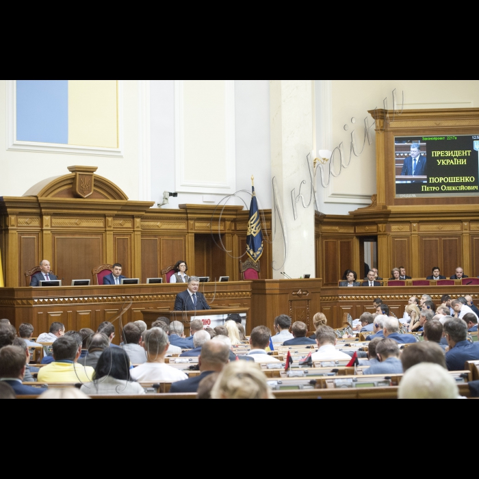 У пленарному засіданні ВР взяли участь Президент України Петро Порошенко, Прем’єр-міністр України Арсеній Яценюк, дипломати, голови облдержадміністрацій.
Президент України Петро Порошенко у Верховній Раді України представив проект Закону 