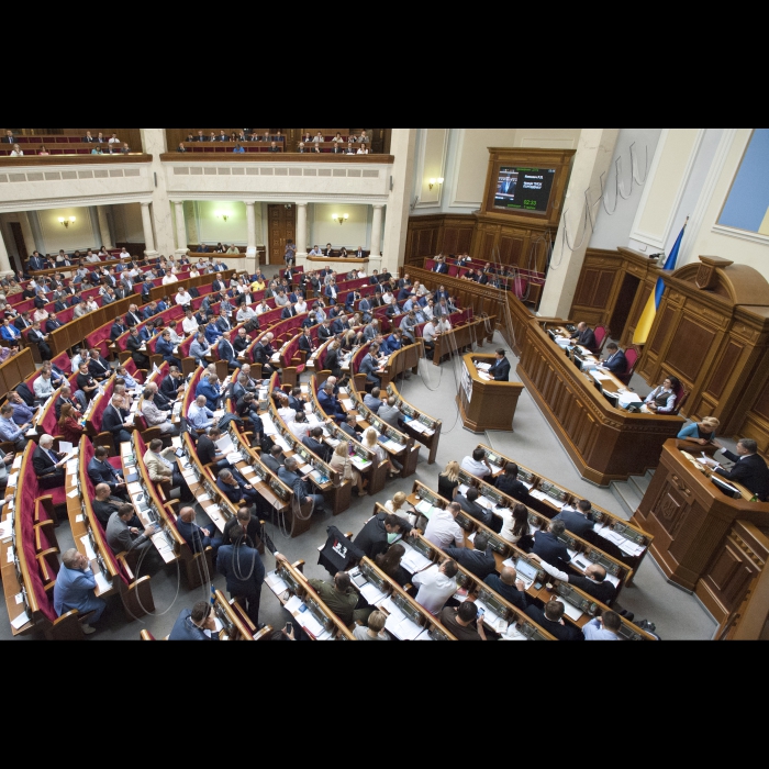 У пленарному засіданні ВР взяли участь Президент України Петро Порошенко, Прем’єр-міністр України Арсеній Яценюк, дипломати, голови облдержадміністрацій.
Президент України Петро Порошенко у Верховній Раді України представив проект Закону 