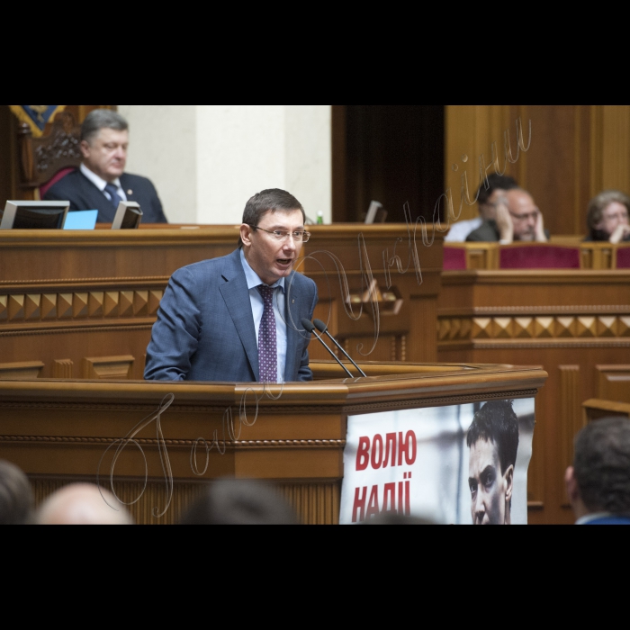 У пленарному засіданні ВР взяли участь Президент України Петро Порошенко, Прем’єр-міністр України Арсеній Яценюк, дипломати, голови облдержадміністрацій.
Президент України Петро Порошенко у Верховній Раді України представив проект Закону 