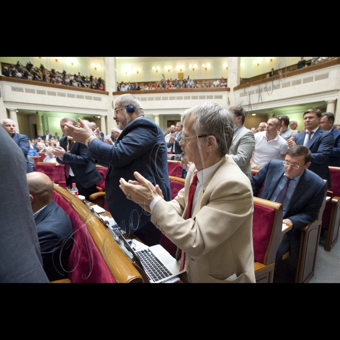 У пленарному засіданні ВР взяли участь Президент України Петро Порошенко, Прем’єр-міністр України Арсеній Яценюк, дипломати, голови облдержадміністрацій.
Президент України Петро Порошенко у Верховній Раді України представив проект Закону 