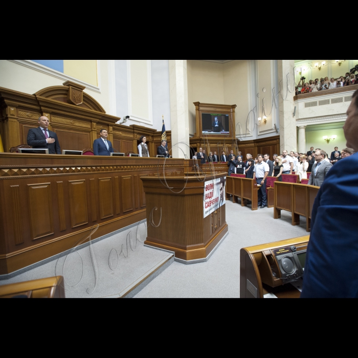 У пленарному засіданні ВР взяли участь Президент України Петро Порошенко, Прем’єр-міністр України Арсеній Яценюк, дипломати, голови облдержадміністрацій.
Президент України Петро Порошенко у Верховній Раді України представив проект Закону 