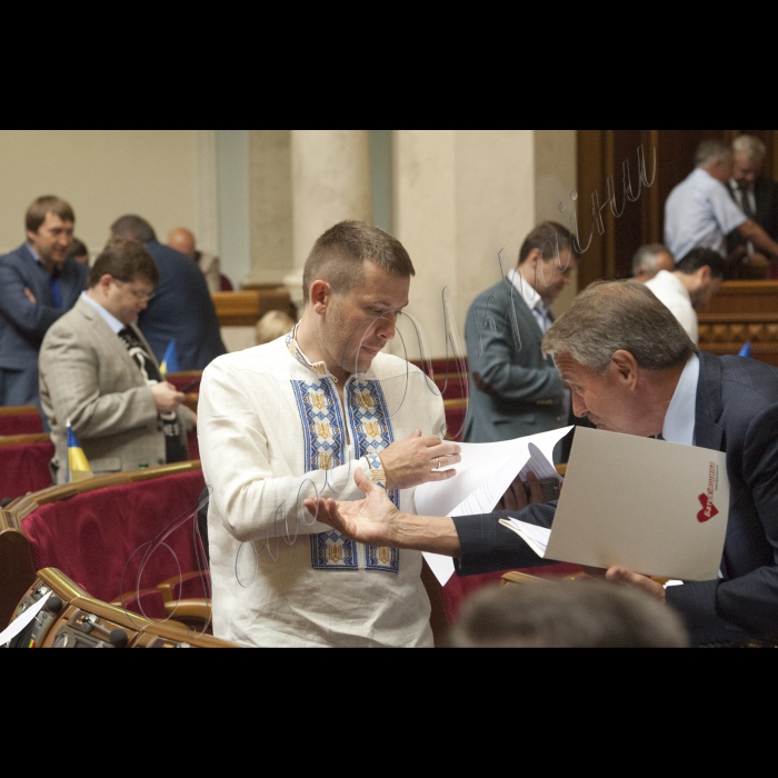 У засіданні Верховної Ради України під час години запитань до уряду взяли участь Прем’єр-міністр України Арсеній Яценюк, члени уряду 
Іван Крулько, Іван Кириленко;