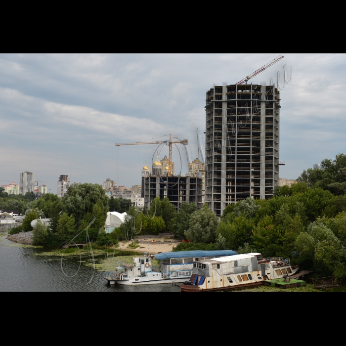 20 липня 2015. Київ. Незаконне будівництво житлового комплексу в районі вулиці Микільско-Слобідської