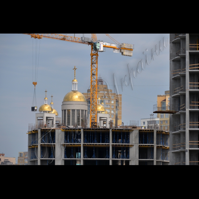 20 липня 2015. Київ. Незаконне будівництво житлового комплексу в районі вулиці Микільско-Слобідської