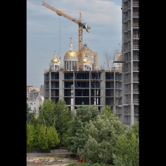 20 липня 2015. Київ. Незаконне будівництво житлового комплексу в районі вулиці Микільско-Слобідської