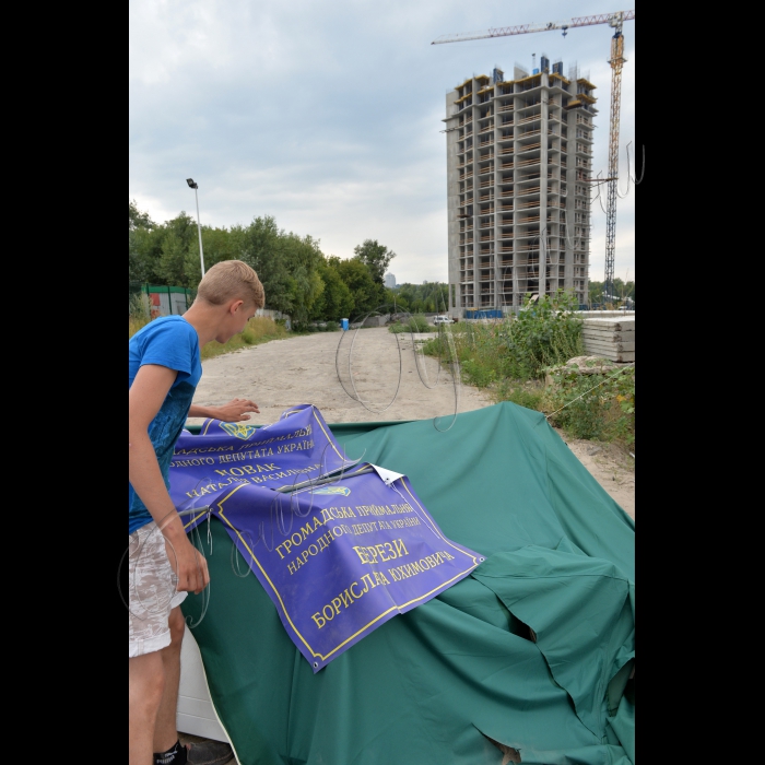 20 липня 2015. Київ. Незаконне будівництво житлового комплексу в районі вулиці Микільско-Слобідської. На передньому плані розгромлена невідомими вночі громадська приймальня народних депутатів