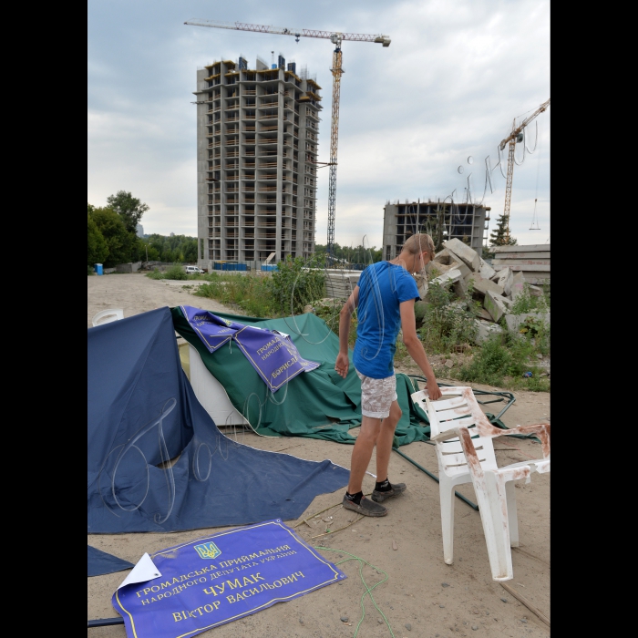 20 липня 2015. Київ. Незаконне будівництво житлового комплексу в районі вулиці Микільско-Слобідської. На передньому плані розгромлена невідомими вночі громадська приймальня народних депутатів