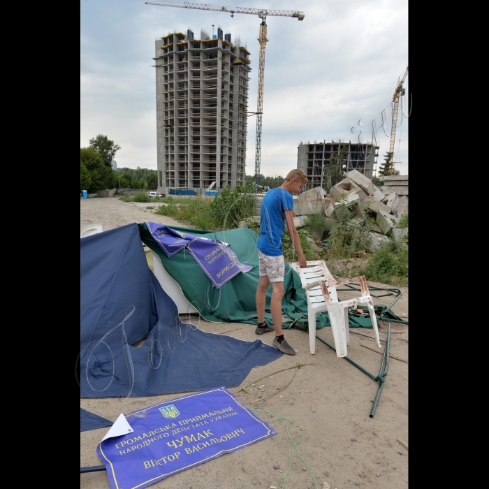 20 липня 2015. Київ. Незаконне будівництво житлового комплексу в районі вулиці Микільско-Слобідської. На передньому плані розгромлена невідомими вночі громадська приймальня народних депутатів