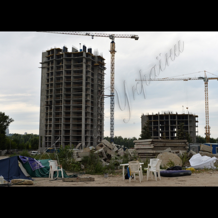 20 липня 2015. Київ. Незаконне будівництво житлового комплексу в районі вулиці Микільско-Слобідської. На передньому плані розгромлена невідомими вночі громадська приймальня народних депутатів