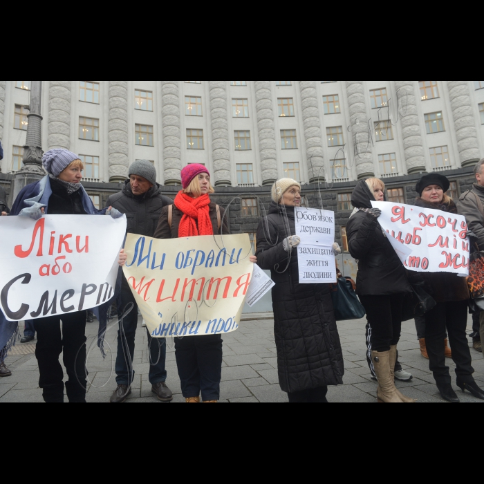 18 листопада 2014. Біля Кабінету Міністрів України відбувся мітинг  пацієнтів хворих на хронічну хворобою нирок, діабет, гемофілію, з вимогою профінансувати належне лікування України.  Вимоги: Негайно профінансувати закупівлю життєво необхідних ліків. Розробити і впровадити державну програму розвитку нефрології і замісної ниркової терапії.  Передбачити бюджетне фінансування програми.