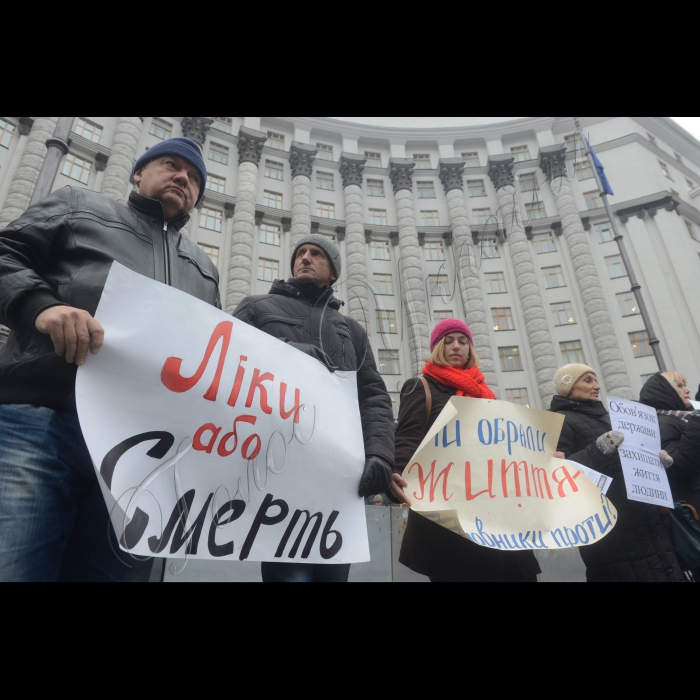 18 листопада 2014. Біля Кабінету Міністрів України відбувся мітинг  пацієнтів хворих на хронічну хворобою нирок, діабет, гемофілію, з вимогою профінансувати належне лікування України.  Вимоги: Негайно профінансувати закупівлю життєво необхідних ліків. Розробити і впровадити державну програму розвитку нефрології і замісної ниркової терапії.  Передбачити бюджетне фінансування програми.