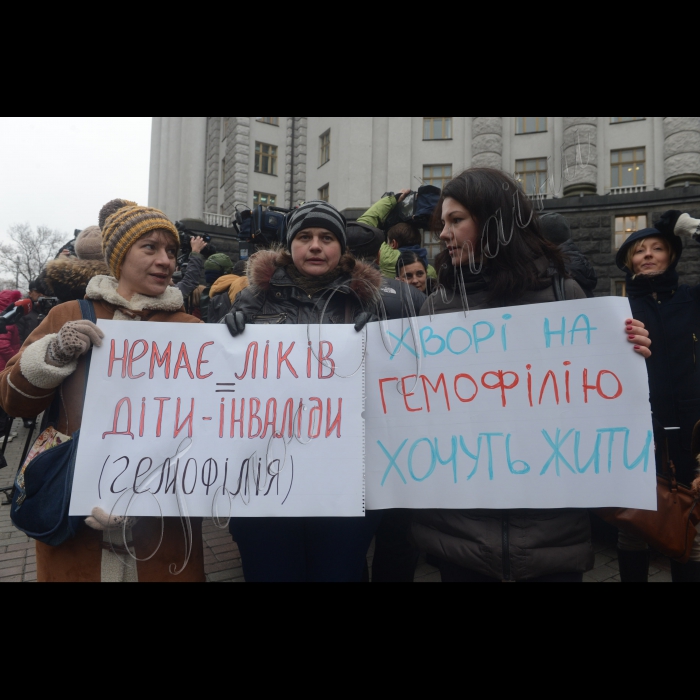 18 листопада 2014. Біля Кабінету Міністрів України відбувся мітинг  пацієнтів хворих на хронічну хворобою нирок, діабет, гемофілію, з вимогою профінансувати належне лікування України.  Вимоги: Негайно профінансувати закупівлю життєво необхідних ліків. Розробити і впровадити державну програму розвитку нефрології і замісної ниркової терапії.  Передбачити бюджетне фінансування програми.