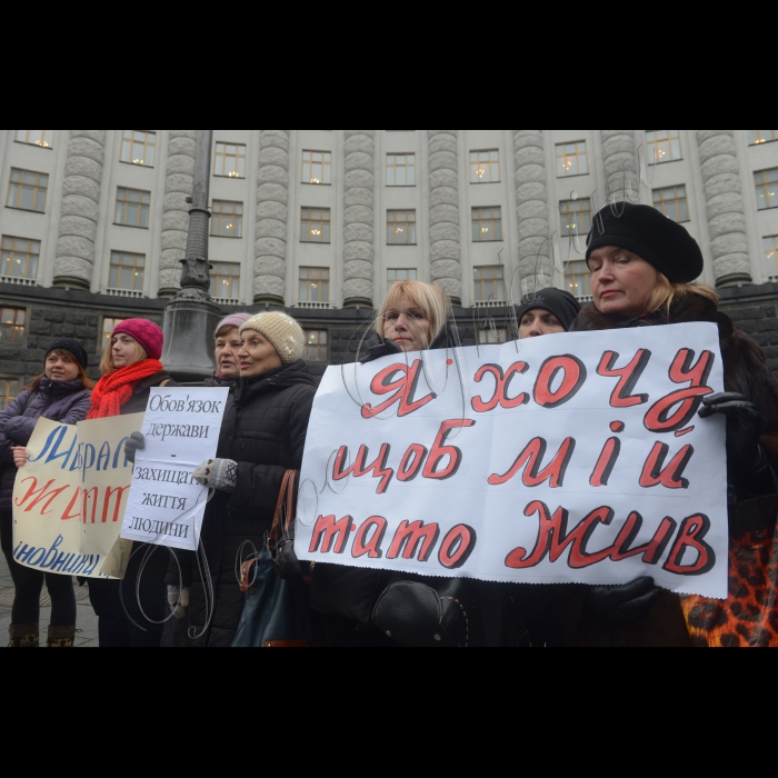 18 листопада 2014. Біля Кабінету Міністрів України відбувся мітинг  пацієнтів хворих на хронічну хворобою нирок, діабет, гемофілію, з вимогою профінансувати належне лікування України.  Вимоги: Негайно профінансувати закупівлю життєво необхідних ліків. Розробити і впровадити державну програму розвитку нефрології і замісної ниркової терапії.  Передбачити бюджетне фінансування програми.