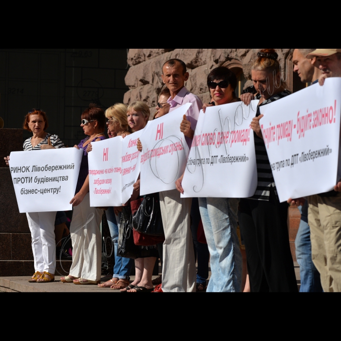 23 липня 2015. Біля Київради відбувся  мітинг мешканців житлових масивів Русанівка, Лівобережний, Микільська  Слобідка та Березняки проти  затвердження Київрадою Детального  плану території в межах пр. Возз`єднання, залізниці, пр. Броварського, Русанівського каналу у Дніпровському р-ні м. Києва. Організатори: Ініціативна група мешканців по внесенню змін до проекту ДПТ, ОСН “КМ “Русанівка”, ГК “Русанівський-1” та КБЕІГ “Русанівський-2”, ГК