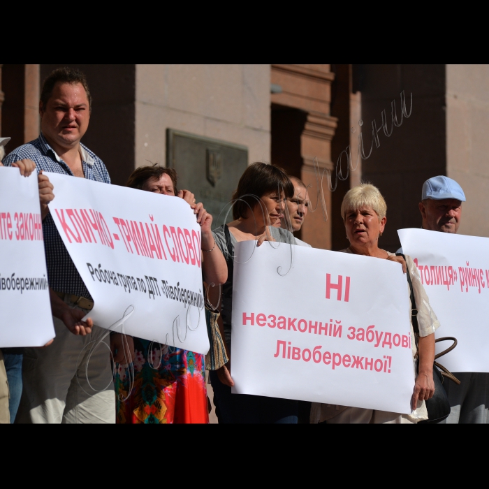 23 липня 2015. Біля Київради відбувся  мітинг мешканців житлових масивів Русанівка, Лівобережний, Микільська  Слобідка та Березняки проти  затвердження Київрадою Детального  плану території в межах пр. Возз`єднання, залізниці, пр. Броварського, Русанівського каналу у Дніпровському р-ні м. Києва. Організатори: Ініціативна група мешканців по внесенню змін до проекту ДПТ, ОСН “КМ “Русанівка”, ГК “Русанівський-1” та КБЕІГ “Русанівський-2”, ГК