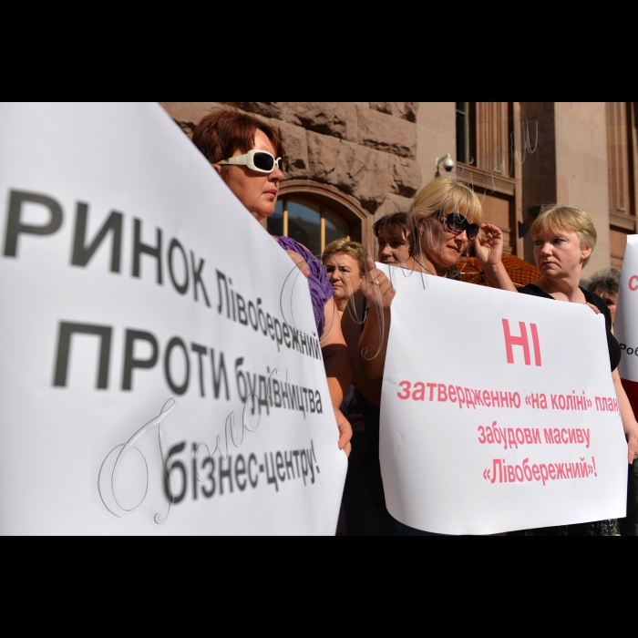 23 липня 2015. Біля Київради відбувся  мітинг мешканців житлових масивів Русанівка, Лівобережний, Микільська  Слобідка та Березняки проти  затвердження Київрадою Детального  плану території в межах пр. Возз`єднання, залізниці, пр. Броварського, Русанівського каналу у Дніпровському р-ні м. Києва. Організатори: Ініціативна група мешканців по внесенню змін до проекту ДПТ, ОСН “КМ “Русанівка”, ГК “Русанівський-1” та КБЕІГ “Русанівський-2”, ГК