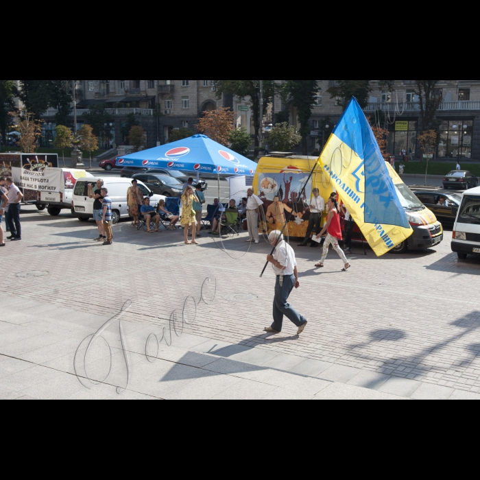 24 липня 2015. Біля Київської міської ради відбулися урочистості з нагоди 25-ї річниці підняття у місті Києві національного прапора України. У цей день у 1990 році на Хрещатику зібралося близько 200 тисяч людей. Вони приїхали з багатьох куточків України, але абсолютну більшість 
складали кияни. 24 липня 1990 року, за протокольним рішенням президії Київської міської ради 1-го скликання, над будинком міськради на Хрещатику було піднято поруч з державним прапором УРСР український національний синьо-жовтий.
