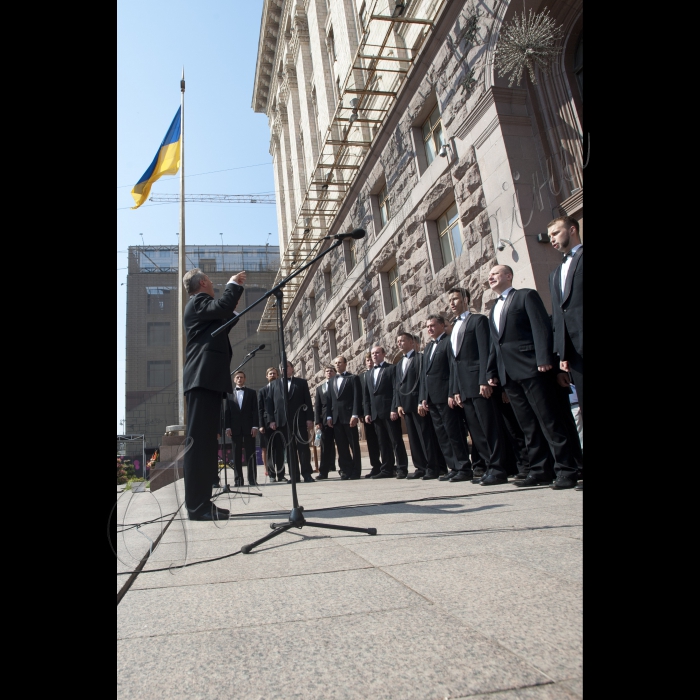 24 липня 2015. Біля Київської міської ради відбулися урочистості з нагоди 25-ї річниці підняття у місті Києві національного прапора України. У цей день у 1990 році на Хрещатику зібралося близько 200 тисяч людей. Вони приїхали з багатьох куточків України, але абсолютну більшість 
складали кияни. 24 липня 1990 року, за протокольним рішенням президії Київської міської ради 1-го скликання, над будинком міськради на Хрещатику було піднято поруч з державним прапором УРСР український національний синьо-жовтий.
