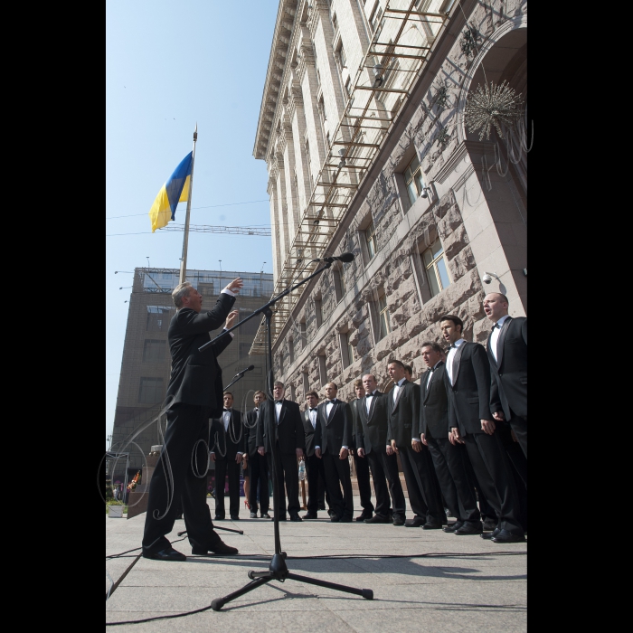 24 липня 2015. Біля Київської міської ради відбулися урочистості з нагоди 25-ї річниці підняття у місті Києві національного прапора України. У цей день у 1990 році на Хрещатику зібралося близько 200 тисяч людей. Вони приїхали з багатьох куточків України, але абсолютну більшість 
складали кияни. 24 липня 1990 року, за протокольним рішенням президії Київської міської ради 1-го скликання, над будинком міськради на Хрещатику було піднято поруч з державним прапором УРСР український національний синьо-жовтий.
