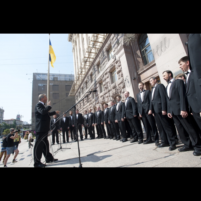 24 липня 2015. Біля Київської міської ради відбулися урочистості з нагоди 25-ї річниці підняття у місті Києві національного прапора України. У цей день у 1990 році на Хрещатику зібралося близько 200 тисяч людей. Вони приїхали з багатьох куточків України, але абсолютну більшість 
складали кияни. 24 липня 1990 року, за протокольним рішенням президії Київської міської ради 1-го скликання, над будинком міськради на Хрещатику було піднято поруч з державним прапором УРСР український національний синьо-жовтий.
