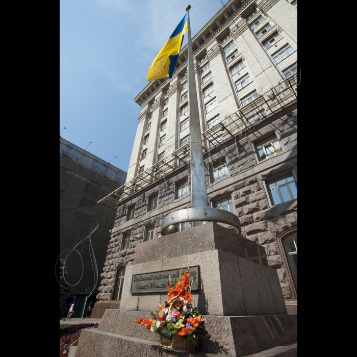 24 липня 2015. Біля Київської міської ради відбулися урочистості з нагоди 25-ї річниці підняття у місті Києві національного прапора України. У цей день у 1990 році на Хрещатику зібралося близько 200 тисяч людей. Вони приїхали з багатьох куточків України, але абсолютну більшість 
складали кияни. 24 липня 1990 року, за протокольним рішенням президії Київської міської ради 1-го скликання, над будинком міськради на Хрещатику було піднято поруч з державним прапором УРСР український національний синьо-жовтий.
