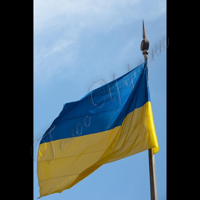 24 липня 2015. Біля Київської міської ради відбулися урочистості з нагоди 25-ї річниці підняття у місті Києві національного прапора України. У цей день у 1990 році на Хрещатику зібралося близько 200 тисяч людей. Вони приїхали з багатьох куточків України, але абсолютну більшість 
складали кияни. 24 липня 1990 року, за протокольним рішенням президії Київської міської ради 1-го скликання, над будинком міськради на Хрещатику було піднято поруч з державним прапором УРСР український національний синьо-жовтий.
