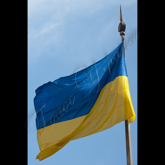 24 липня 2015. Біля Київської міської ради відбулися урочистості з нагоди 25-ї річниці підняття у місті Києві національного прапора України. У цей день у 1990 році на Хрещатику зібралося близько 200 тисяч людей. Вони приїхали з багатьох куточків України, але абсолютну більшість 
складали кияни. 24 липня 1990 року, за протокольним рішенням президії Київської міської ради 1-го скликання, над будинком міськради на Хрещатику було піднято поруч з державним прапором УРСР український національний синьо-жовтий.
