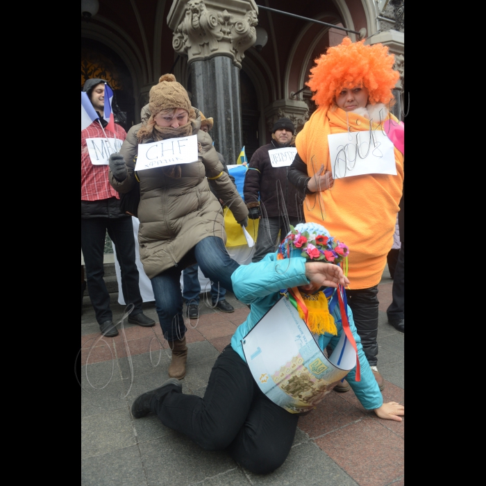 17 листопада 2014. Біля НБУ відбувся довгостроковий мітинг «Банківський бунт-повстання рабів». Організатори:  Рух Громадський Контроль банків, Рух Кредитний Майдан, ГО 