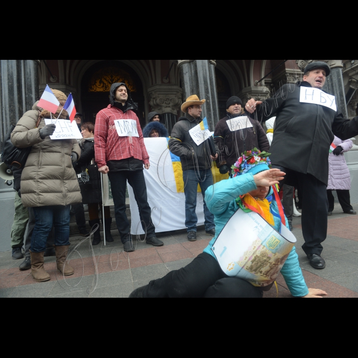 17 листопада 2014. Біля НБУ відбувся довгостроковий мітинг «Банківський бунт-повстання рабів». Організатори:  Рух Громадський Контроль банків, Рух Кредитний Майдан, ГО 