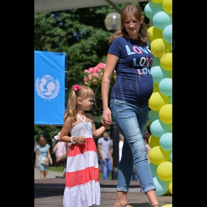 В Києві в парку ім. Т.Шевченка в рамках Всесвітнього тижня грудного вигодовування (World Breastfeeding Week - WBW) відбулась V щорічна акція-свято «Годування грудьми і робота, допоможемо цьому працювати!». Організатори сімейного свята в підтримку Тижня грудного вигодовування: Центр батьківства 