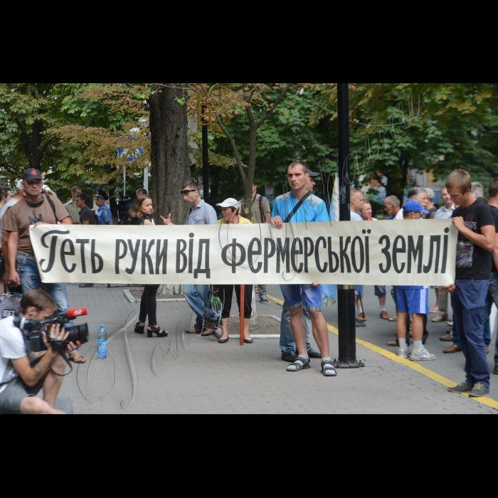 В Києві біля Генеральної прокуратури України відбулася акція протесту фермерів з Дніпропетровщини під гаслом: «Захистимо свою землю від грабіжників!». Фермери протестували проти рейдерського захоплення більш ніж 20 тисяч  гектарів  їхньої  землі на суму  майже 1,5 млрд. гривень.