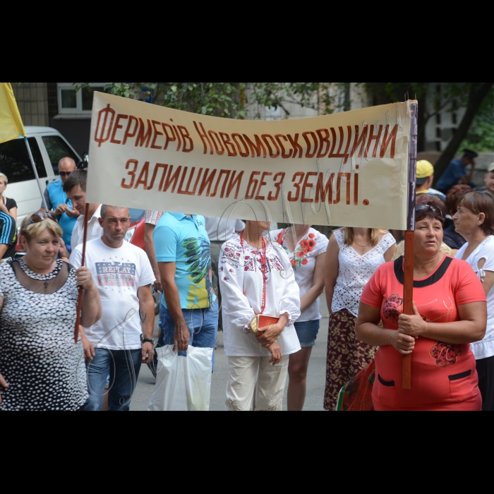 В Києві біля Генеральної прокуратури України відбулася акція протесту фермерів з Дніпропетровщини під гаслом: «Захистимо свою землю від грабіжників!». Фермери протестували проти рейдерського захоплення більш ніж 20 тисяч  гектарів  їхньої  землі на суму  майже 1,5 млрд. гривень.