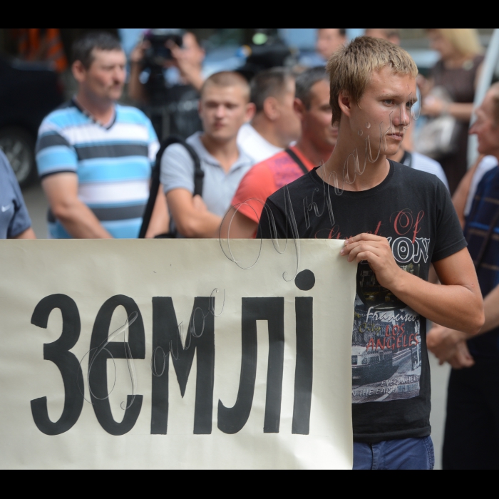 В Києві біля Генеральної прокуратури України відбулася акція протесту фермерів з Дніпропетровщини під гаслом: «Захистимо свою землю від грабіжників!». Фермери протестували проти рейдерського захоплення більш ніж 20 тисяч  гектарів  їхньої  землі на суму  майже 1,5 млрд. гривень.