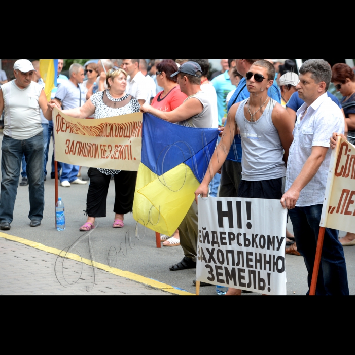 В Києві біля Генеральної прокуратури України відбулася акція протесту фермерів з Дніпропетровщини під гаслом: «Захистимо свою землю від грабіжників!». Фермери протестували проти рейдерського захоплення більш ніж 20 тисяч  гектарів  їхньої  землі на суму  майже 1,5 млрд. гривень.