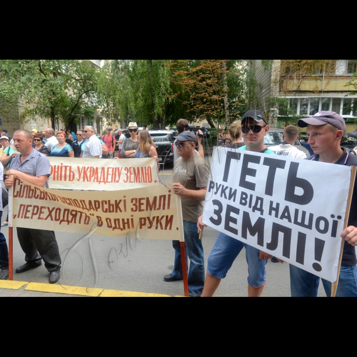 В Києві біля Генеральної прокуратури України відбулася акція протесту фермерів з Дніпропетровщини під гаслом: «Захистимо свою землю від грабіжників!». Фермери протестували проти рейдерського захоплення більш ніж 20 тисяч  гектарів  їхньої  землі на суму  майже 1,5 млрд. гривень.