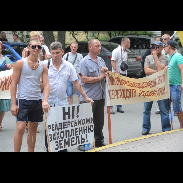 В Києві біля Генеральної прокуратури України відбулася акція протесту фермерів з Дніпропетровщини під гаслом: «Захистимо свою землю від грабіжників!». Фермери протестували проти рейдерського захоплення більш ніж 20 тисяч  гектарів  їхньої  землі на суму  майже 1,5 млрд. гривень.