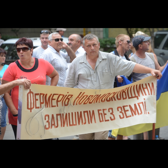 В Києві біля Генеральної прокуратури України відбулася акція протесту фермерів з Дніпропетровщини під гаслом: «Захистимо свою землю від грабіжників!». Фермери протестували проти рейдерського захоплення більш ніж 20 тисяч  гектарів  їхньої  землі на суму  майже 1,5 млрд. гривень.